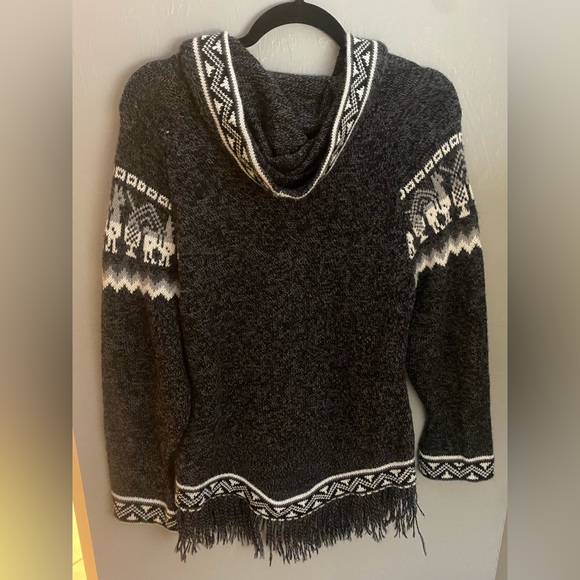 Alpaca hooded black llama sweater with fringe - Picture 2 of 9